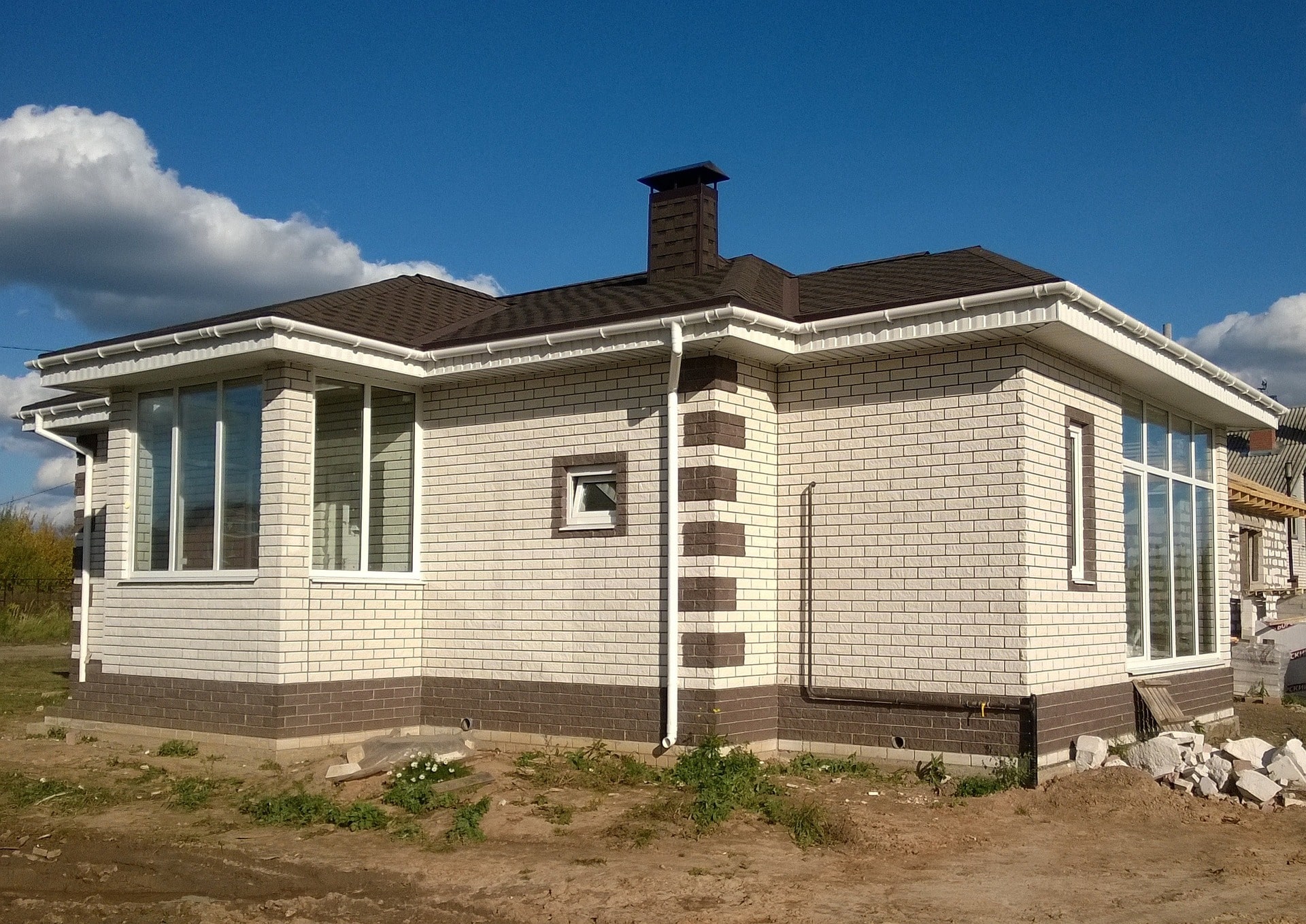 hausbau mit baustier